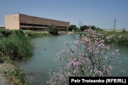 Canal lângă clădirea hidrocentralei Farhad.