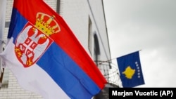 Flamujt e Kosovës dhe Serbisë - dy vendeve të përfshira në dialogun e ndërmjetësuar nga Bashkimi Evropian, mbi një dekadë.
