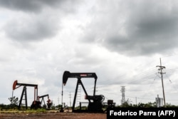 Добыча нефти вблизи венесуэльского города Маракайбо. 2018 год