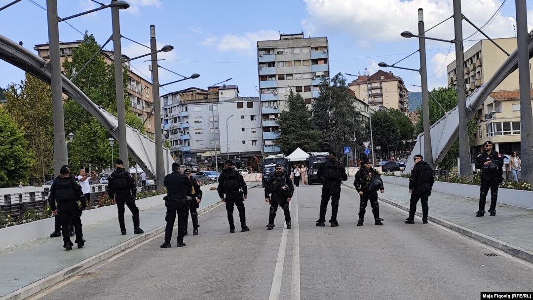 Косово - Војници на КФОР распоредени на мостот на Ибар во Митровица