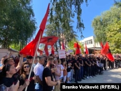 Protestues të mbledhur në sheshin e Bujancit, në jug të Serbisë, për të demonstruar kundër, siç thonë ata, diskriminimit që Qeveria serbe po ua bën shqiptarëve, 12 gusht 2024.