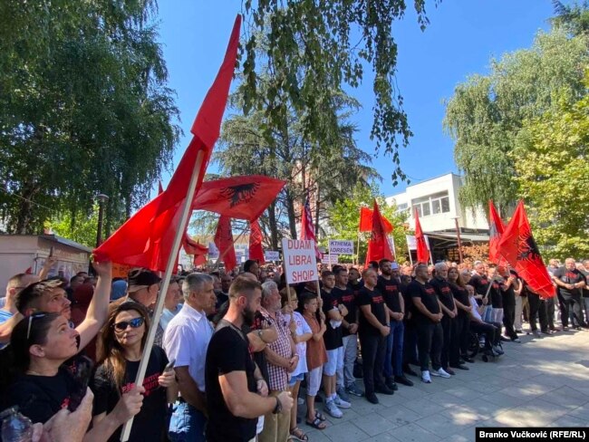 Protestues të mbledhur në sheshin e Bujancit, në jug të Serbisë, për të demonstruar kundër, siç thonë ata, diskriminimit që Qeveria serbe po ua bën shqiptarëve, 12 gusht 2024.