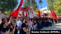 Protestues të mbledhur në sheshin e Bujancit, në jug të Serbisë, për të demonstruar kundër, siç thonë ata, diskriminimit që Qeveria serbe po ua bën shqiptarëve, 12 gusht 2024.