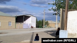 Elektrik energiýasyny eksport edýän Türkmenistanda ilatly ýerleriň elektrik energiýasy bilen üpjünçiligi wagtal-wagtal bökdeýär. (Arhiw suraty) 