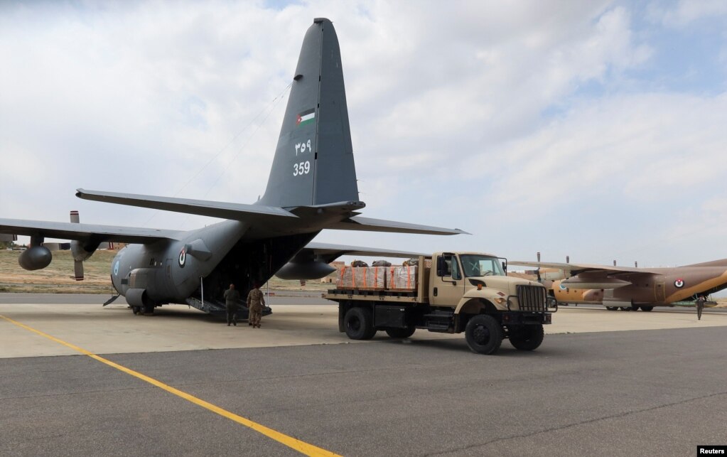 Anëtarët e Forcave të Armatosura Jordaneze duke ngarkuar në një avion pakot me ndihma humanitare që u hodhën përgjatë bregut të Gazës, në bashkëpunim me Egjiptin, Katarin, Francën dhe Emiratet e Bashkuara Arabe, në Zarqa, Jordani, 27 shkurt 2024.