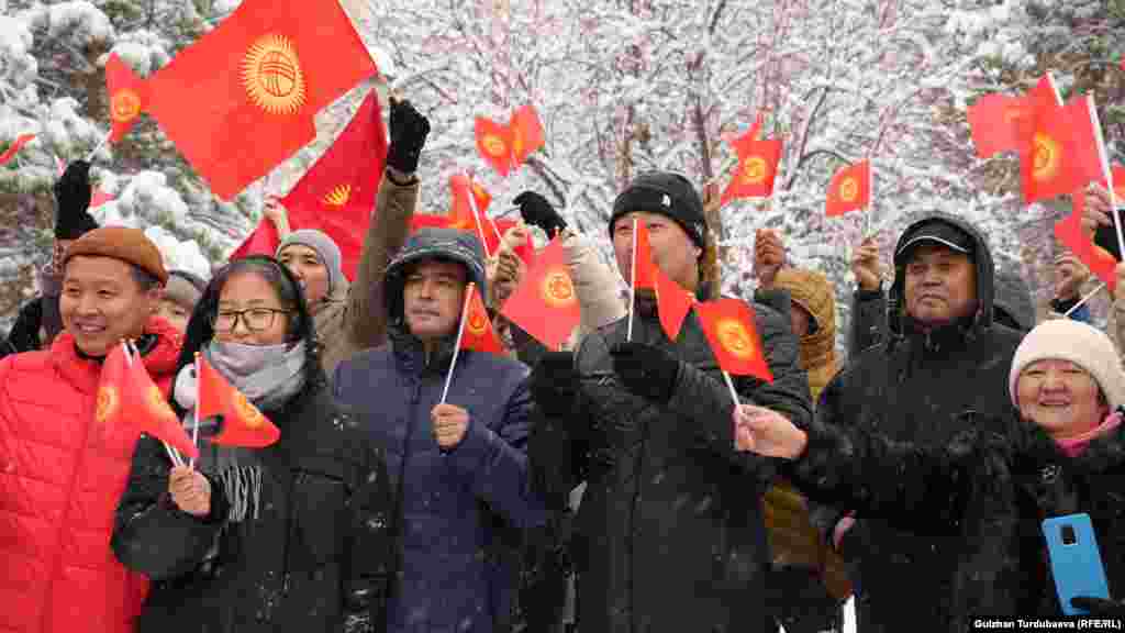 Митингге чыккандар активист Афтандил Жоробековду бошотууну талап кылып, бийликти тууну өзгөртпөөгө чакырып, кайрылуу жасап, тарап кетишти.