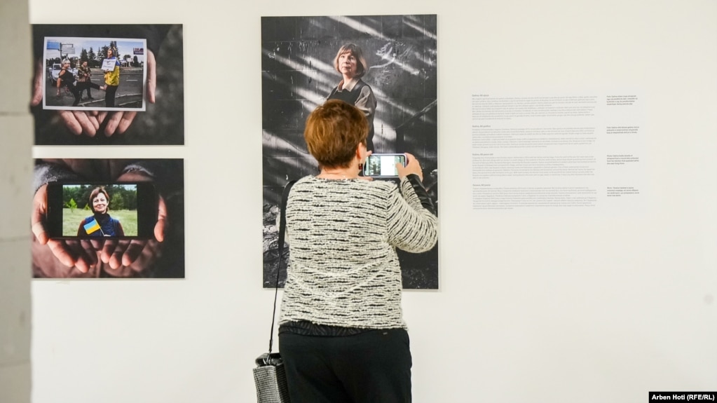 Žena fotografiše jedan od radova predstavljenih na izložbi "Ukrajina: ratni zločin". Svaka fotografija predstavljene na izložbi praćena je opisom na albanskom, srpskom, engleskom i ukrajinskom jeziku.