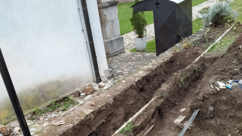 Najmanje šest osoba ekshumirano iz grobnice u dvorištu pravoslavne crkve u BiH