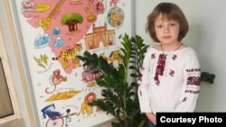 Софія Голинська, яка загинула у 6-річному віці в Чернігові внаслідок обстрілу армії Росії. Вона збирала гроші на ЗСУ і хотіла потрапити на прийом до президента України