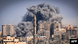 Облако чёрного дыма поднимается над сектором Газа после авиаударов Израиля в ответ на нападение боевиков ХАМАС. 12 октября 2023 года