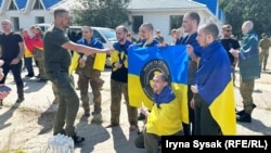 Ushtarët ukrainas, të cilët ishin pjesë e këmbimit të burgosurve, pozojnë për fotografi më 24 gusht.