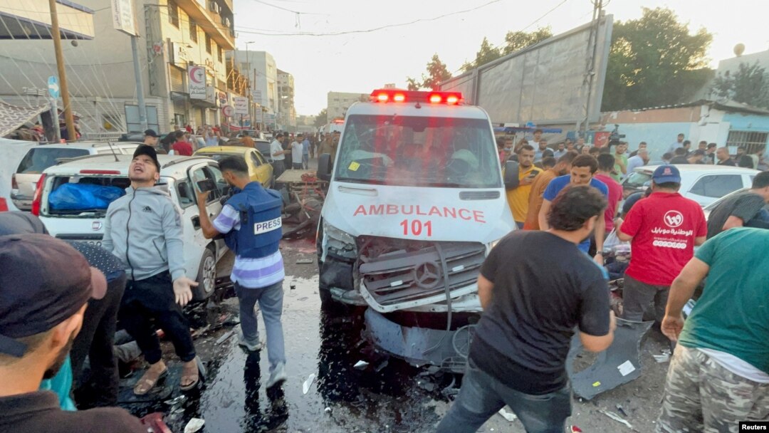 O ambulanță a fost lovită vineri în orașul Gaza. Armata israeliană a recunoscut atacul spunând că în ea se aflau militanți Hamas. 