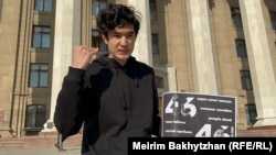 Алматинец Ильяс Бейсенбай на одиночном пикете в поддержку шахтёров. Алматы, 4 ноября 2023 года