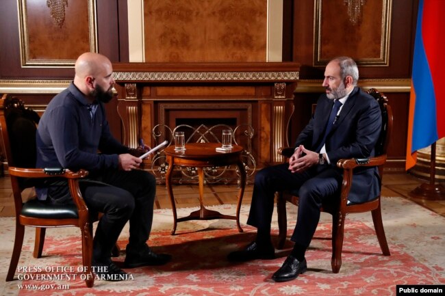 Kryeministri armen, Nikol Pashinian, gjatë intervistës me Pablo Gonzalez. Tetor, 2020.