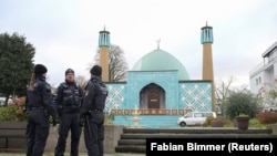 Pripadnici nemačke policije tokom pretresa Islamskog centra Hamburga, 16. novembar 2023.