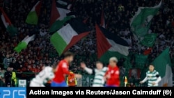 Navijači sa palestinskim zastavama tokom meča Celtic - Atletico Madrid, oktobar 2023.
