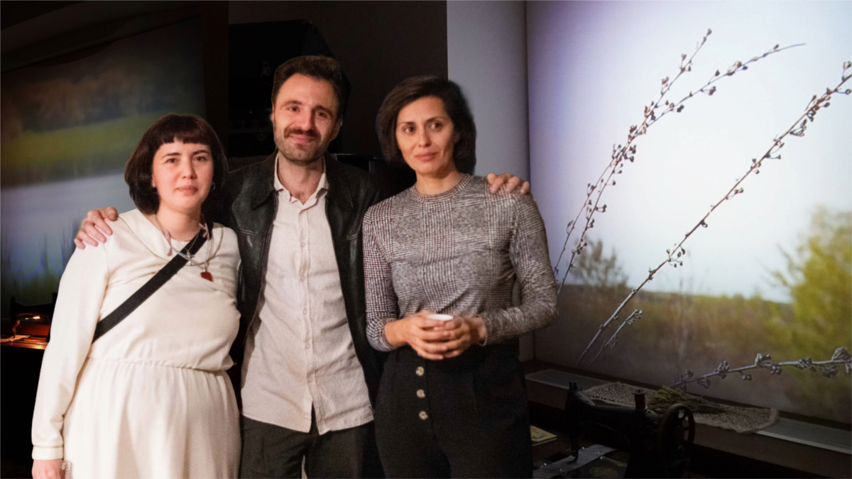 Те се запознават преди 10 години. Събира ги интересът им