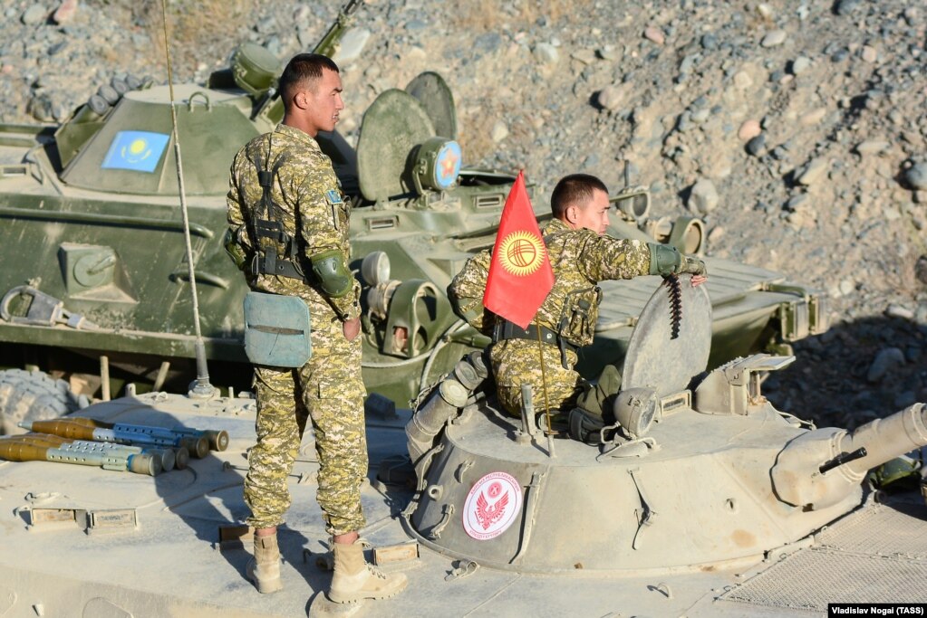 Veicoli blindati kirghisi e kazaki avvistati insieme a soldati non identificati durante le esercitazioni della CSTO l'11 ottobre. Le esercitazioni si terranno nella regione di Issyk-Kul in Kirghizistan e dureranno fino al 13 ottobre.