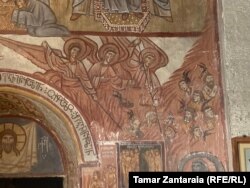 Freska unutar crkve u Sujuni. Lenjin je vidljiv u donjem središtu slike.