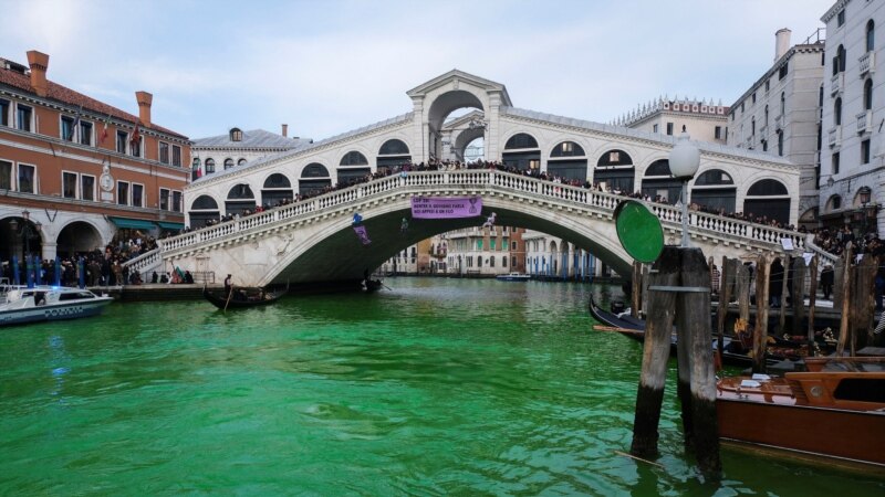 Բնապահպան ակտիվիստները Վենետիկի ջուրը կանաչ են ներկել