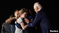 Președintele Biden și familia lui Alsu Kurmasheva.