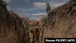 Zyrtarët ukrainas janë kritikuar për mosgërmimin e llogoreve dhe ndërtimin e fortifikimeve mbrojtëse shumë më shpejt. 