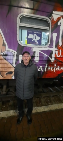 Батько Ірини Виртосу поряд із вагоном поїзда «Київ - Херсон»