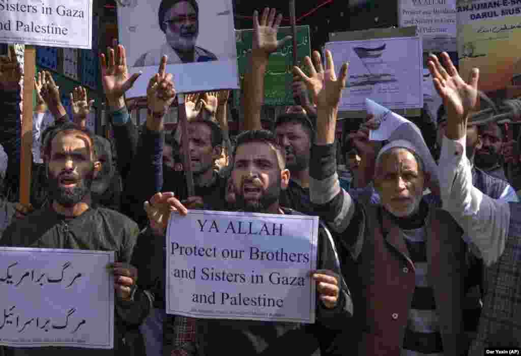 Učesnik protesta u Kašmiru protiv izraelske vojne operacije u Gazi nosi natpis &quot;Zaštitite našu braće i sestre u Gazi&quot;, Srinagar, Indija, 13. oktobar 2023.