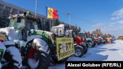 Tehnica agricolă a fermierilor protestatari din Piața Marii Adunări Naționale, 27 noiembrie.