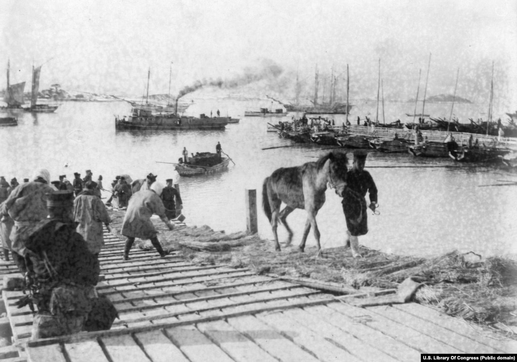 Japonezët në Chemulpo pas fitores së tyre detare.