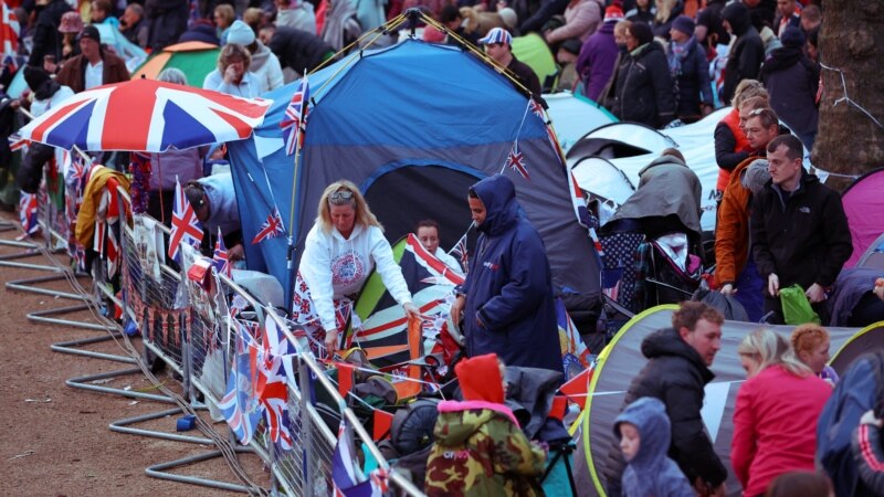 Desetine hiljada u Londonu čeka 'istorijski trenutak' krunisanja kralja Čarlsa