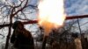 Український військовий веде вогонь із міномета, Донецька область, листопад 2023 року