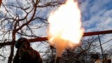 Военнослужащий ВСУ ведет огонь из миномета на фронте под Авдеевкой
