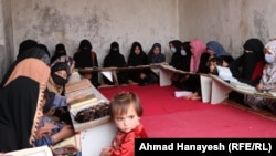 A lányok egy vallási magániskolában, azaz medreszében Afganisztán Parvan tartományában. A hatalom visszaszerzése óta a tálibok számos világi iskolát, állami egyetemet és szakképzési központot alakítottak át iszlám szemináriummá