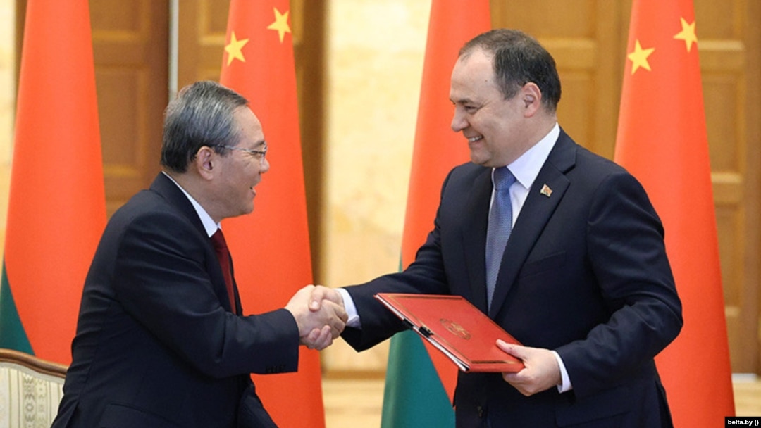 Chinese Premier Li Qiang and Belarusian Prime Minister Raman Halouchanka shake hands after signing new agreements in Minsk on August 22. 