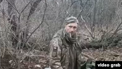 Украинский военнопленный за несколько минут до того, как он был застрелен предположительно российскими солдатами, кадр из видео. Дата и место съемки не подтверждены.