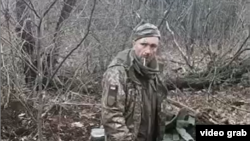 Украинский военнопленный за несколько минут до того, как он был застрелен предположительно российскими солдатами после произнесенных им слов «Слава Украине!». Дата и место съемки не подтверждены.
