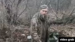 Украинският военнопленник мигове преди да бъде застрелян, след като казва "Слава на Украйна!".