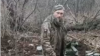 6 березня було оприлюднене відео, на якому, ймовірно, російські військові розстрілюють беззбройного чоловіка в українській військовій формі після того, як він каже «Слава Україні» (скрін з відео)