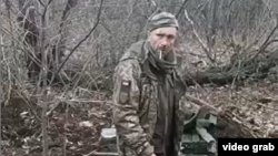 Украинский военнопленный за несколько минут до того, как он был застрелен, предположительно, российскими солдатами, кадр из видео. Дата и место съёмки не подтверждены