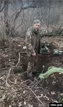 Ushtari ukrainas i paidentifikuar disa momente para se të qëllohej për vdekje nga ushtarët rusë pasi ai tha "Lavdi Ukrainës". Data dhe vendndodhja nuk janë konfirmuar.