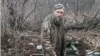 Украинский военнопленный за несколько минут до того, как он был застрелен предположительно российскими солдатами после того, как сказал "Слава Украине!". Дата и место съёмки не подтверждены