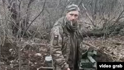 Украинский военнопленный за несколько минут до того, как он был застрелен предположительно российскими солдатами после того, как сказал "Слава Украине!". Дата и место съёмки не подтверждены