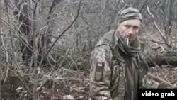 Украинский военнопленный за несколько минут до того, как он был застрелен, кадр из видео
