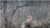 Украинский военнопленный за несколько минут до того, как он был застрелен предположительно российскими солдатами после произнесённых им слов «Слава Украине!». Дата и место съёмки не подтверждены