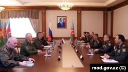 Müdafiə naziri Rusiya sülhməramlılarının yeni komandanını qəbul edib
