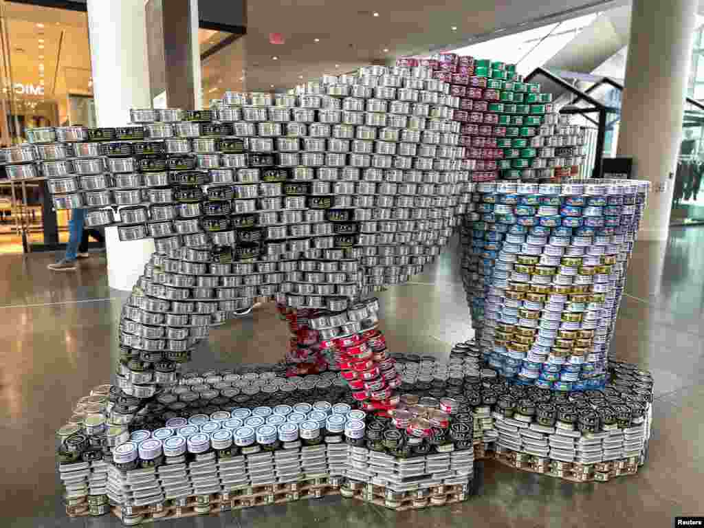 Velika skulptura goluba i šoljice za kafu, pod nazivom &quot;Ovaj grad je otišao među ptice&quot; autora DeSimone Consulting Engineers, napravljena od konzervi tunjevine i sardina, u sklopu izložbe Canstruction na Manhattanu, New York, SAD, 7. novembra.