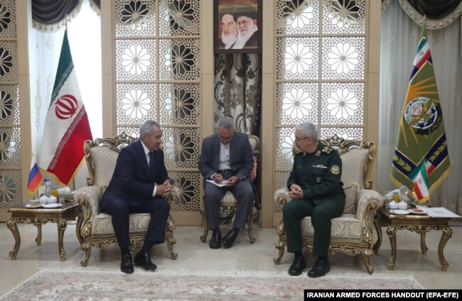 Shefi i Shtabit të Përgjithshëm të Iranit, gjenerali Mohammad Bagheri, gjatë takimit me sekretarin e Këshillit rus për Siguri, Sergei Shoigu, në Teheran në gusht të vitit 2024.