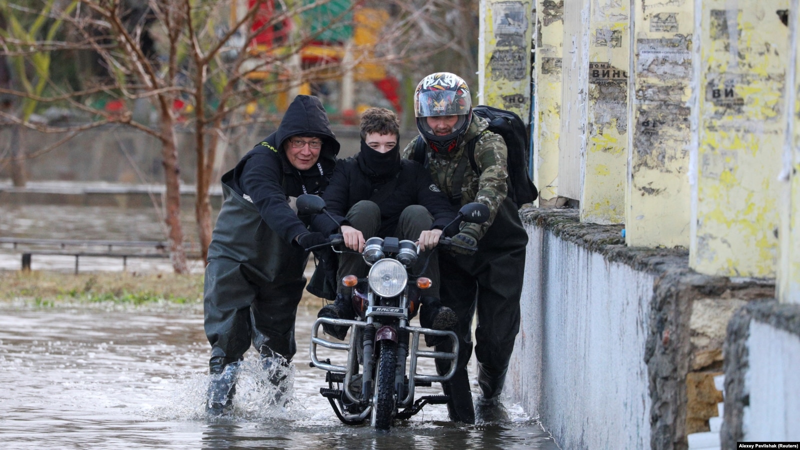 В Прибрежном и Евпатории из-за шторма подтопленными остаются 195 жилых домов  – МЧС РФ. Читайте на UKR.NET