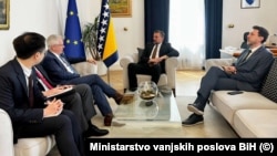 Ministar vanjskih poslova BiH Elmedin Konaković (u sredini) s ambasadorom SAD-a u BiH Michaelom Murphyjem (drugi slijeva) u Sarajevu, 9. 5. 2023.